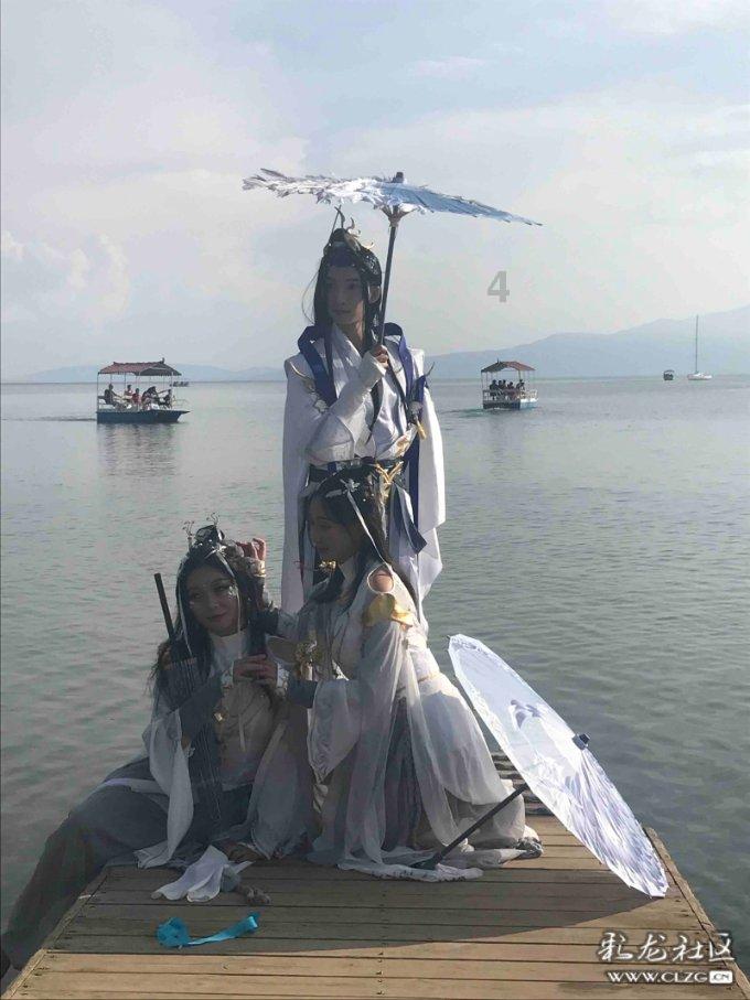 花群中的女孩